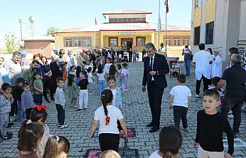 Ağrı'da miniklerin okul heyecanına Çakan da ortak oldu