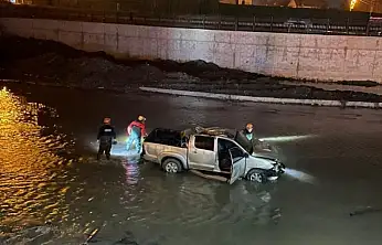 Ağrı'da Murat Nehri'nde can pazarı: Göçmenleri taşıyan araç nehre uçtu