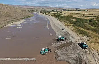 Ağrı'da Murat Nehri'nin yatağı temizlenerek taşkın riski azaltılıyor