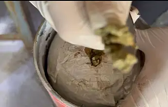 Ağrı'da narkotik ekipleri yangın tüplerinde gizlenen 8 kilo skunk buldu