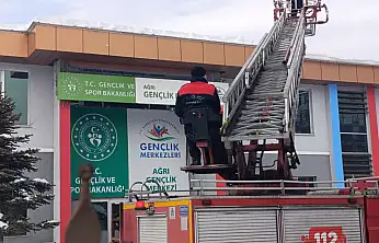 Ağrı'da öğrencilerin kullandığı alanlarda kar mesaisi