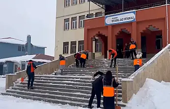 Ağrı'da okul yolları ve bahçeleri kardan arındırıldı
