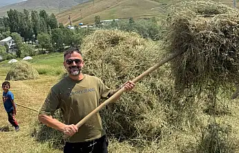 Ağrı'da ot biçme mesaisi başladı! Gurbetçiler tarlalarına koştu