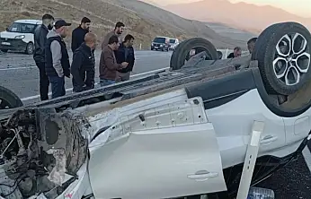 Ağrı'da otomobil şeridinden çıkarak devrildi