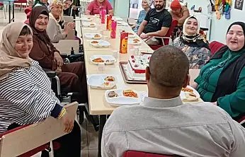 Ağrı'da özel bireyler için renkli doğum günü kutlaması