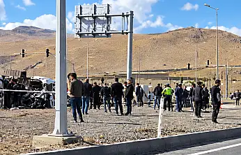 Ağrı'da pancar yüklü TIR otomobili ezdi! 2 ölü, 3 ağır yaralı