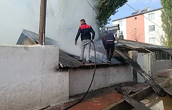 Ağrı'da sabah saatlerinde korkutan yangın! Mahalleli seferber oldu
