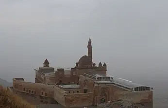 Ağrı'da sabah sisi İshak Paşa Sarayı'nı görünmez kıldı