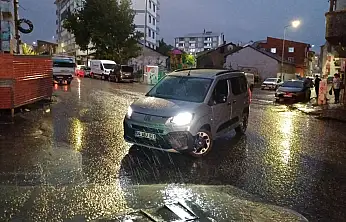Ağrı'da sağanak aniden bastırdı: Cadde ve sokaklar suyla doldu