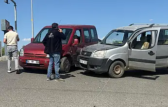 Ağrı'da sanayi kavşağında iki araç çarpıştı