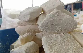 Ağrı'da sebze pazarı, kışlık peynir alışverişiyle hareketlendi