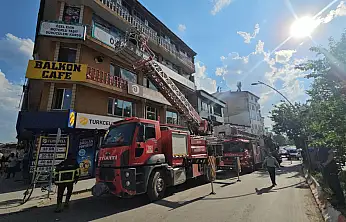 Ağrı'da şehir merkezinde dumanlar yükseldi, yol trafiğe kapatıldı