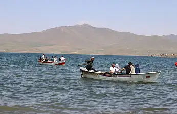 Ağrı'da  serinlemek  isteyenler için tekne turu