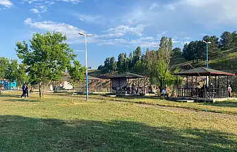 Ağrı'da sıcak havadan bunalan vatandaşların adresi parklar oldu