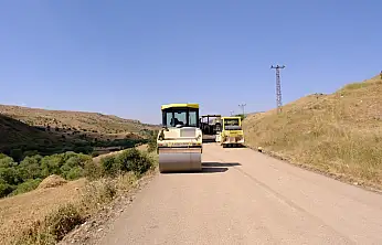 Ağrı'da Soğancumaçay-Kovancık grup köy yolunda sıcak asfalt hazırlığı yapılıyor
