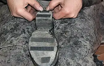 Ağrı'da soğuk hava ayakkabı tamircilerinde hareketliliği artırdı