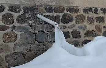 Ağrı'da soğuk hava hayatı dondurdu