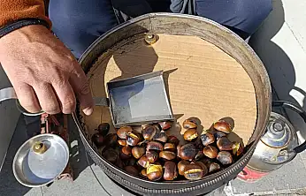 Ağrı'da soğuk havayla birlikte kestane kokusu caddeye yayıldı