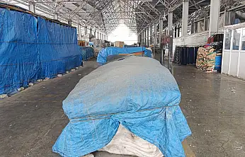 Ağrı'da soğuklar pazarcı esnafını zorladı, tezgâhlar sarılı bırakıldı