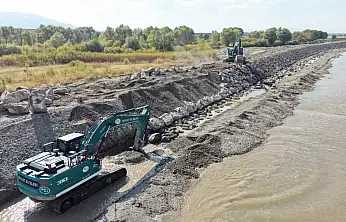 Ağrı'da taşkın tehlikesine karşı iş makineleri sahada!
