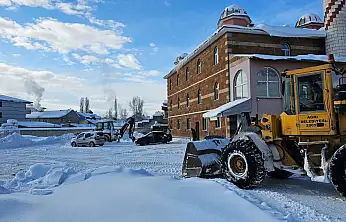 Ağrı'da taziye evlerinin çevreleri kardan temizlendi