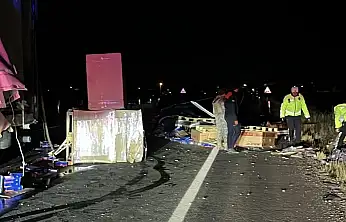 Ağrı'da tır devrildi, yükü karayoluna saçıldı