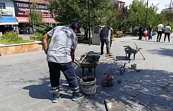 Ağrı'da trafiğe kapalı caddelerde onarım mesaisi