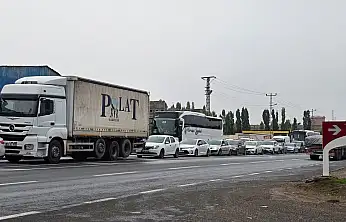 Ağrı'da trafik kilitlendi! Cezaevi Köprüsü'nde kilometrelerce araç kuyruğu oluştu
