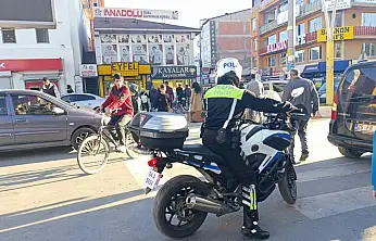 Ağrı'da trafik yoğunluğu artarken, polisler güvenliği sağlıyor