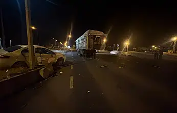 Ağrı'da TÜGVA Başkanı Alptekin'in olduğu otomobil elektrik direğine çarparak durdu! Faciadan dönüldü