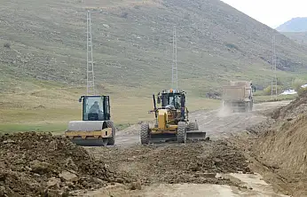 Ağrı'da üç köyü birbirine bağlayan yol asfaltlanıyor