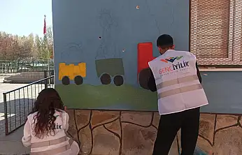 Ağrı'da üniversite kulüplerinden miniklere renkli sürpriz