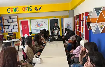 Ağrı'da üniversiteli gençlere bağımlılıkla mücadele eğitimi verildi