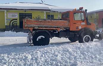 Ağrı'da valilik koordinesinde karlı okul yolları açılıyor