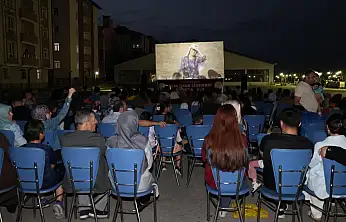 Ağrı'da vatandaşlar açık havada sinema keyfi yaşadı