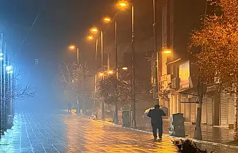 Ağrı'da yağmur sonrası sokaklar boş kaldı, sis etkili oldu