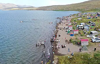 Ağrı'da yaz sıcaklarından bunalanların adresi Balık Gölü oldu