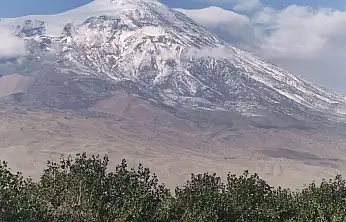 Ağrı'da yaz sonrası ilk kar düştü! Köyler beyaza büründü