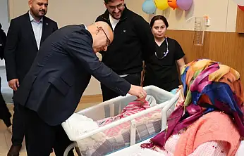 Ağrı'da yeni yılın ilk bebeklerine Vali Koç'tan ziyaret
