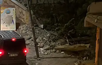 Ağrı'da yıkım sonrası elektrik direği tehlike saçıyor