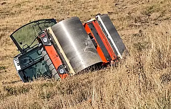 Ağrı'da yol çalışması sırasında asfalt silindiri devrildi! 1 kişi yaralandı