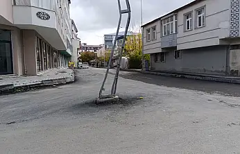 Ağrı'da yol ortasında kalan elektrik direği korkutuyor