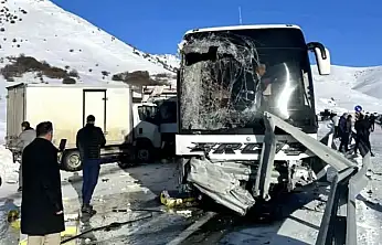 Ağrı'da yolcu otobüsü ile kamyonet çarpıştı, çok sayıda yaralı var