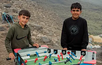 Ağrı Dağı herkesin geçim kapısı oldu! Babaları zirvede onlar kamp alanlarında çalışıyor