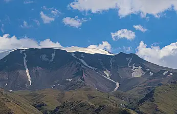 Ağrı Dağı'nda buzul alarmı: Bilim insanları uyarıyor