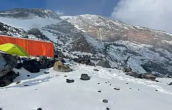 Ağrı Dağı'nda dağcılara zorunlu kar molası! 4 bin 200 metrede çadırlara çekildiler