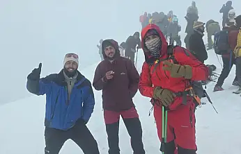 Ağrı Dağı'nda fırtınaya yakalanan 22 dağcı, zirve için gün doğumunu bekledi