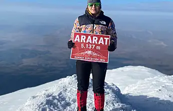 Ağrı Dağı'nda kar fırtınasına meydan okudular