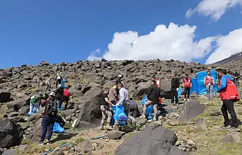 Ağrı Dağı'nda zirve yolunda çevre seferberliği