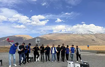 Ağrı Dağı'nın eteklerinde üniversiteli gençlerden çay ve halay buluşması